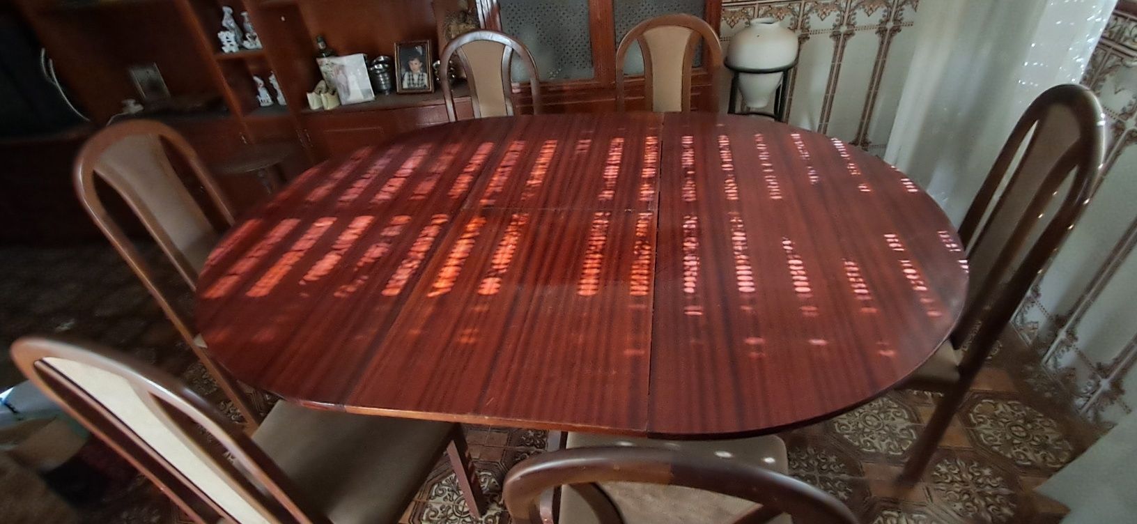 Mesa de sala com 6 cadeiras