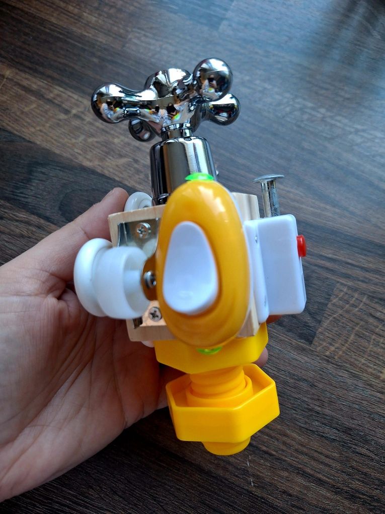Drewniana kostka manipulacyjna spinner zamek z kluczami montessori