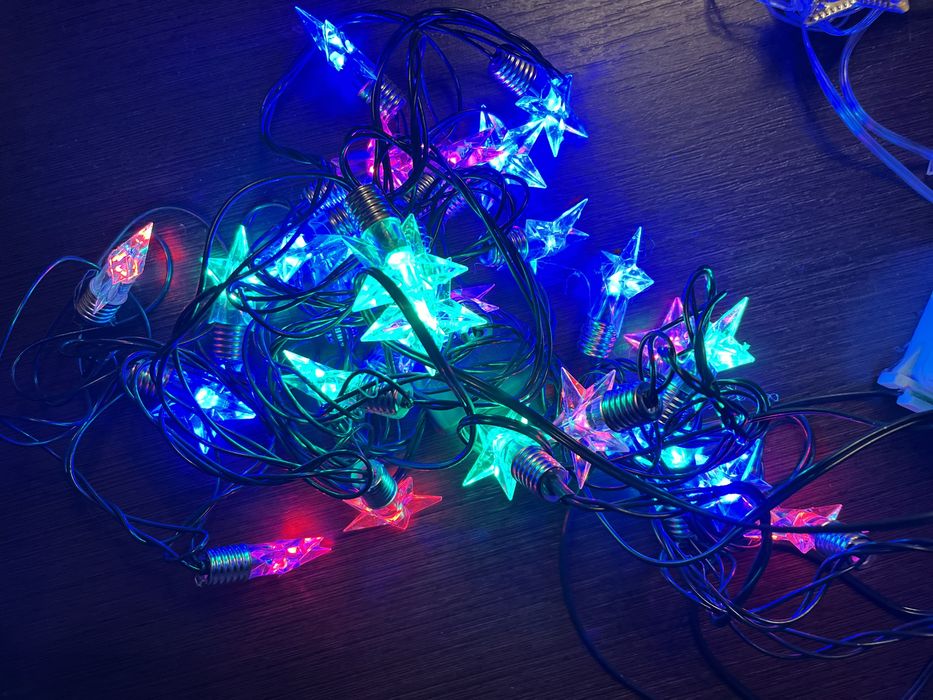 Гірлянди на ялинку, підставка під ялинку, шапка і борода новорічні