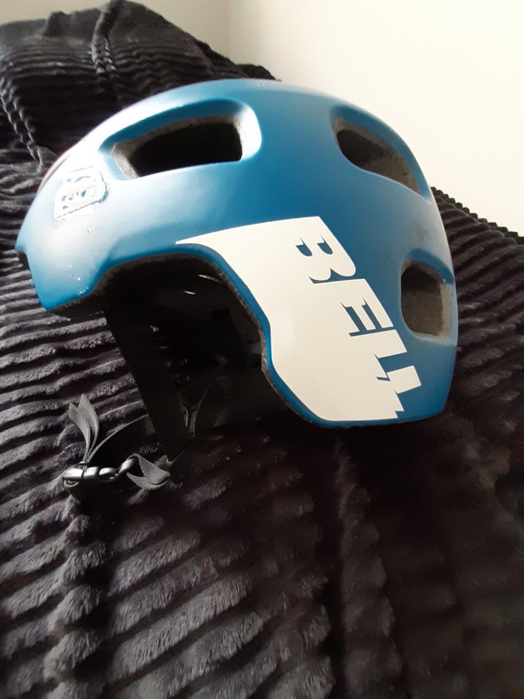 Kask niebieski regulowany 50 -60 cm