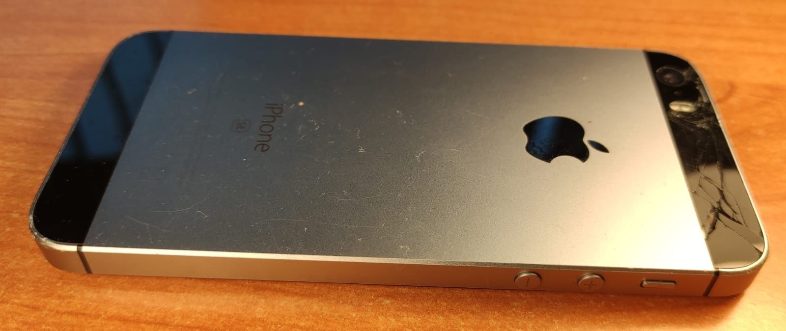 iPhone SE ładowarka i kabel stan widoczny na zdjęciach