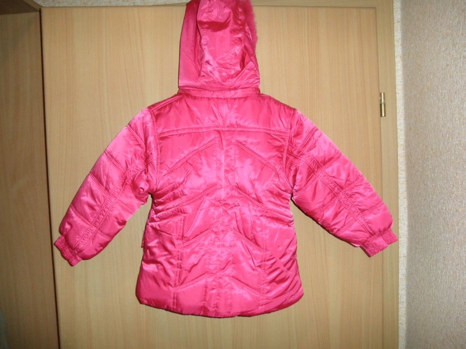 НОВАЯ куртка детская теплая с капюшоном для девочки на 4-5 лет разм М