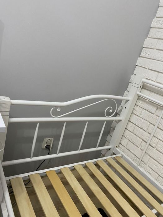 Białe Metalowe Łóżko