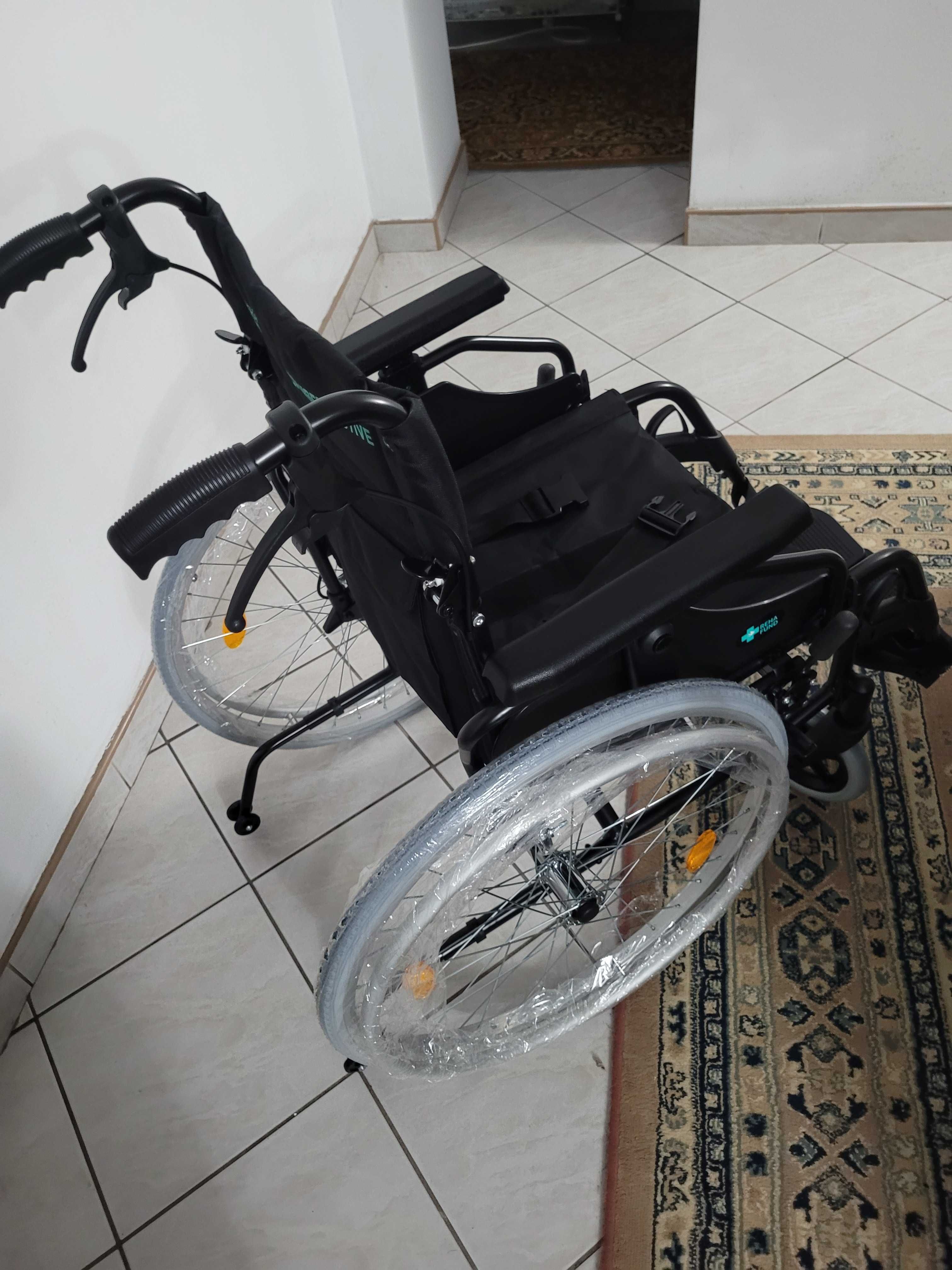 Wózek inwalidzki z hamulcami oraz zabezpieczeniem przed wywróceniem