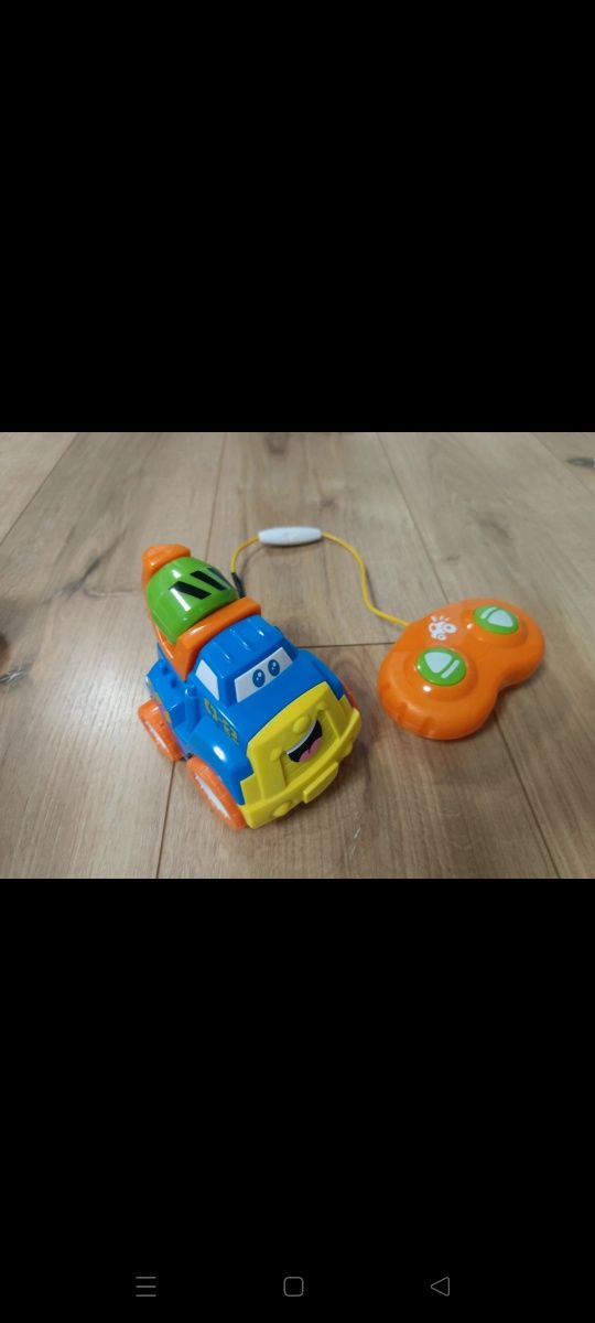 Dwa autka sterowane kontrolerami