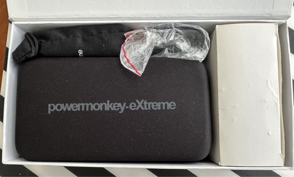 Powermonkey Extreme Grey 9000 мАг з сонячною панелью