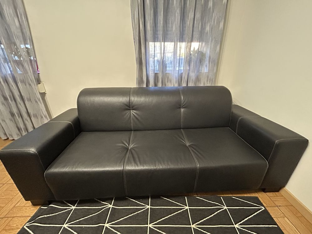 Sofa preto em pele preto