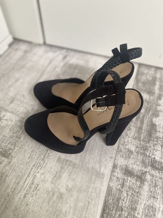 Czarne zamszowe obcasy z paskiem