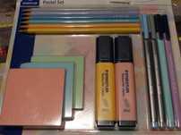 + Zestaw przyborów do pisania + Staedtler pastelowy cienkopis kredki