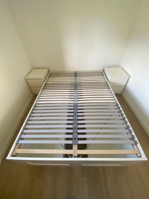 Cama de casal com 2 mesas de cabeceira