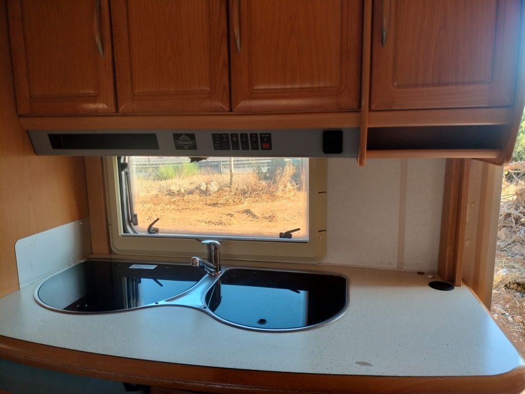 Caravana Hobby Prestige 650 UNFE ( 2 camas casal e 1 solteiro) com ava