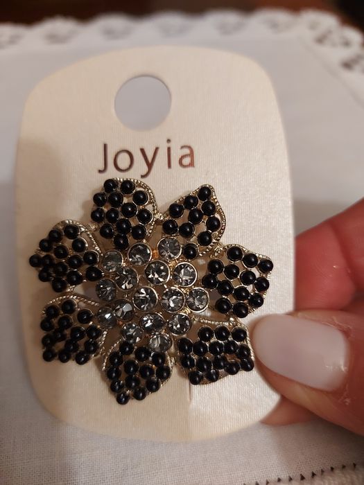 Broche Flor c/ 7 pétalas Pretas e Centro Cinzento.