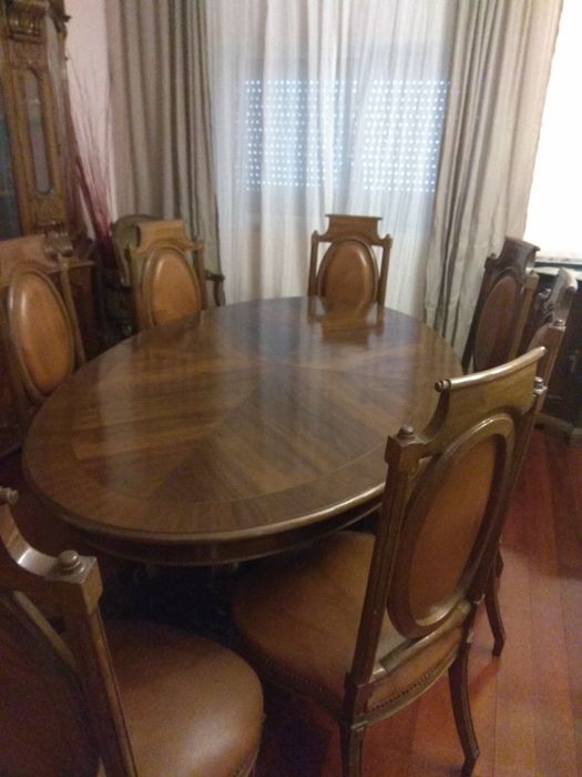 Sala clássica, em folha de nogueira.