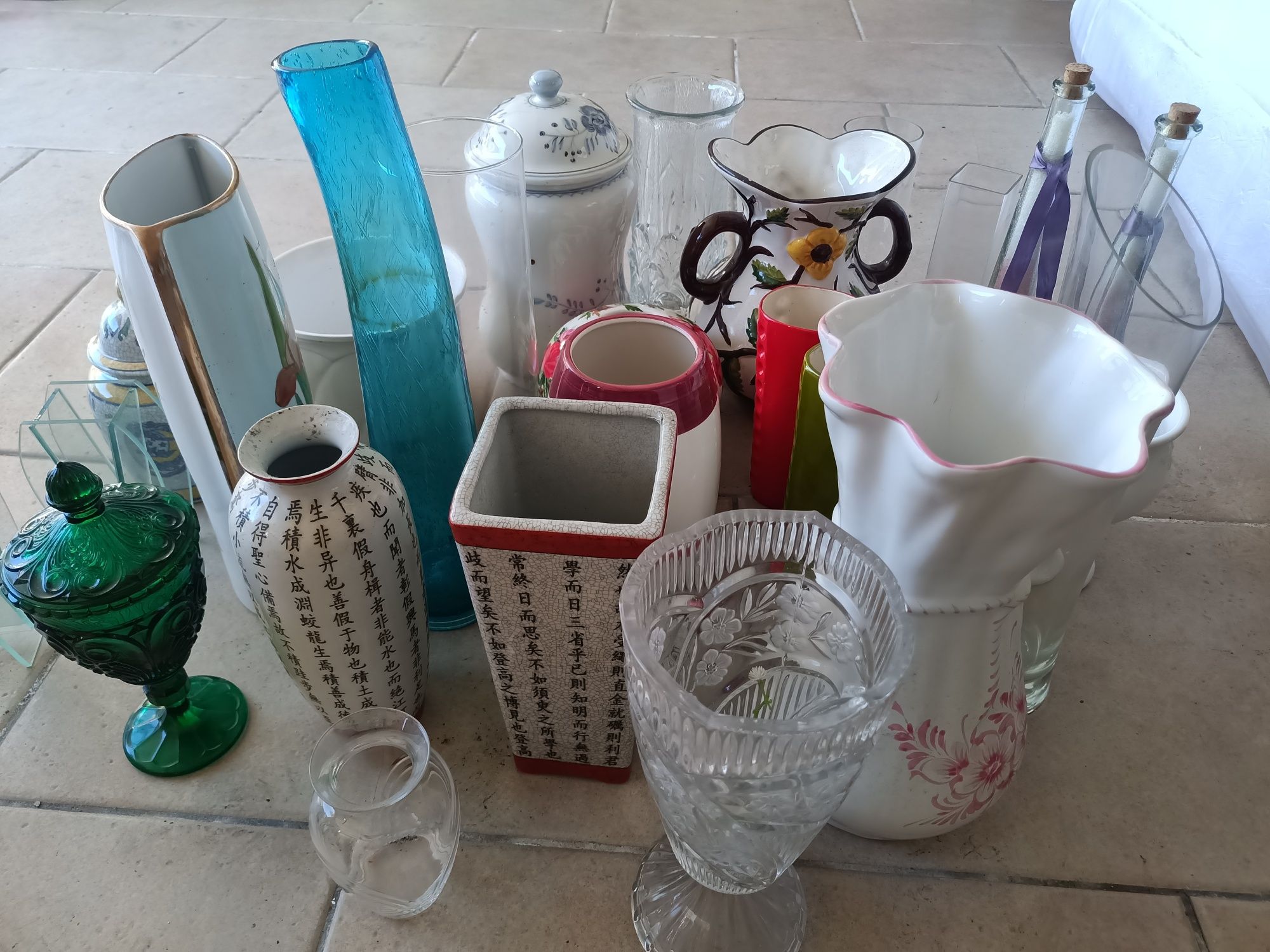Conjunto de jarras de vários tamanhos e feitios