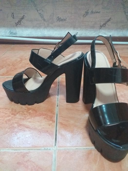 Стильные чёрные босоножки на тракторной подошве