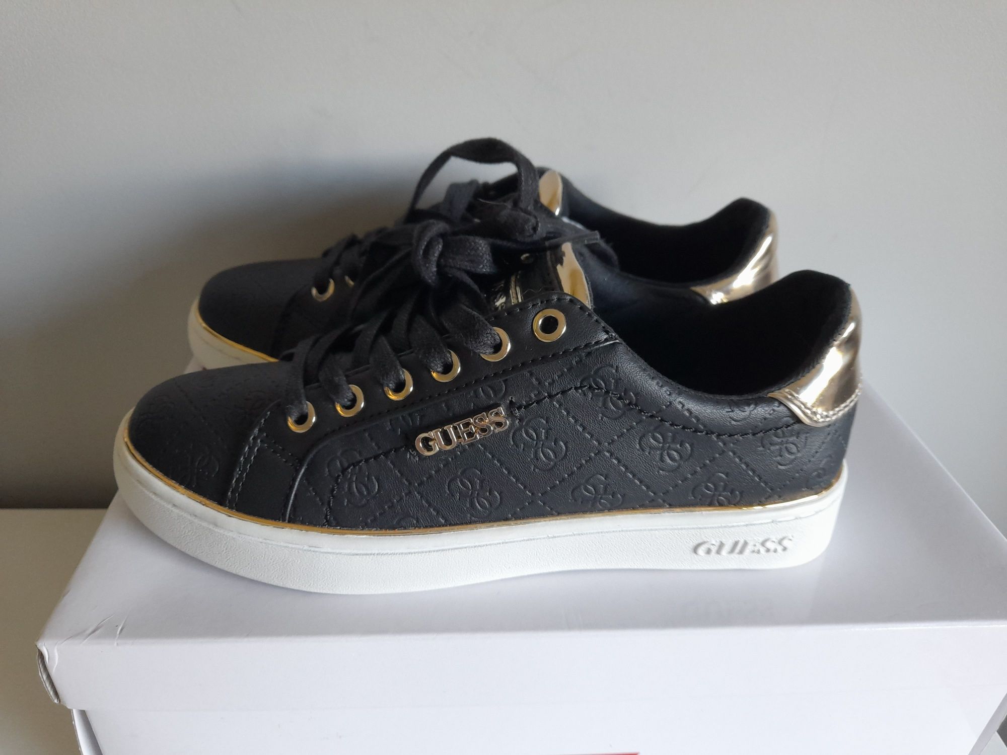 Czarne sneakersy Guess 37