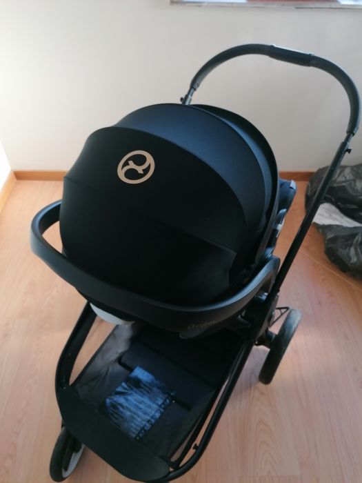 Carrinho de bebé e ovo cybex