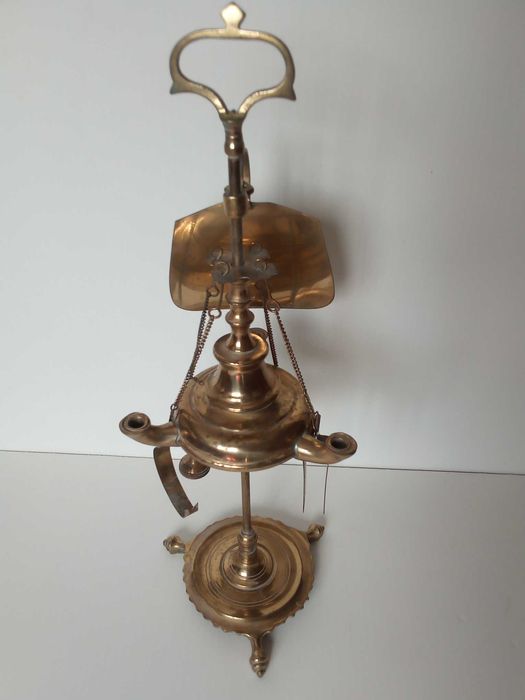 Lamparina de azeite, em latão, usada