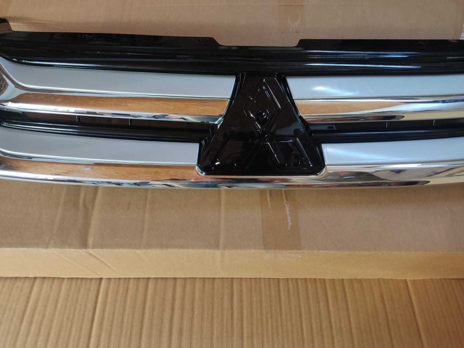 Решітка радіатора,гриль Mitsubishi Outlander 3 2014-2018 (З ЭМБЛЕМОЮ)