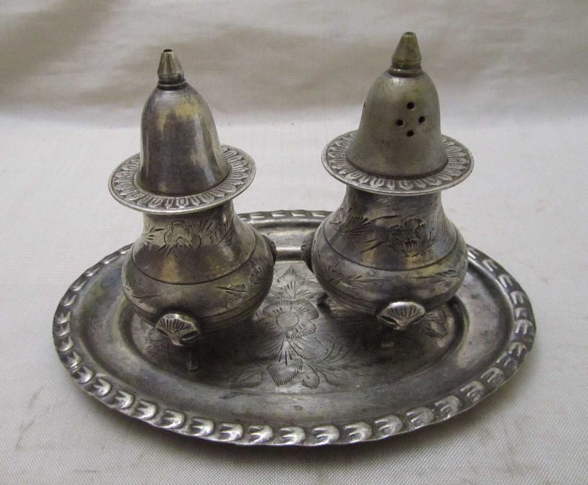 Старі німецькі прибори для спецій.