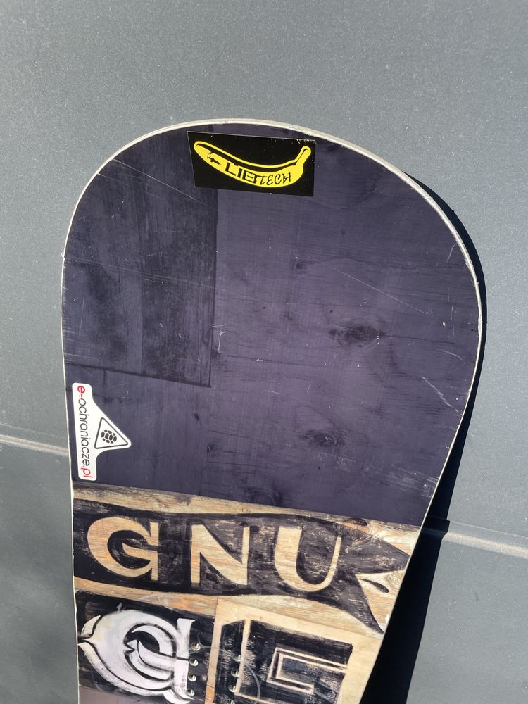 Snowboard GNU Carbon Credit Skate Banana w rozmiarze 159Wide