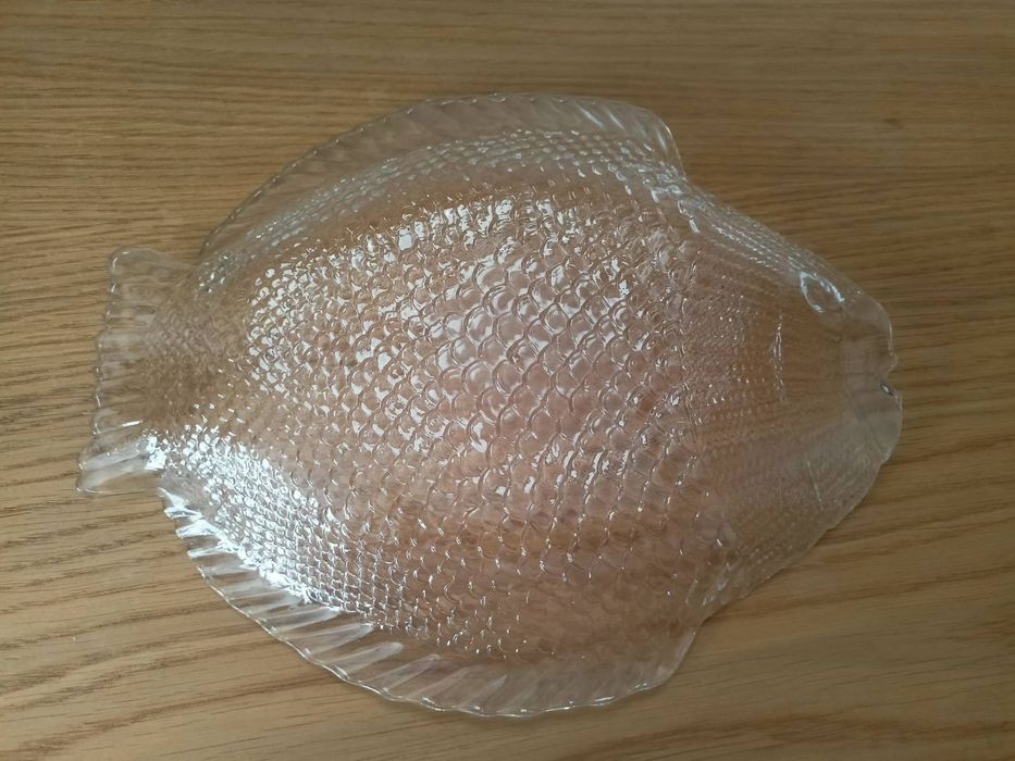 Naczynie w kształcie rybki 25x20,cm, stan bardzo dobry, dwie sztuki