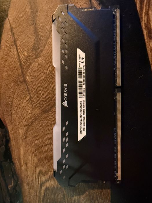 Pamiec Ram rgb ddr4 3000Mhz 16Gb Corsair