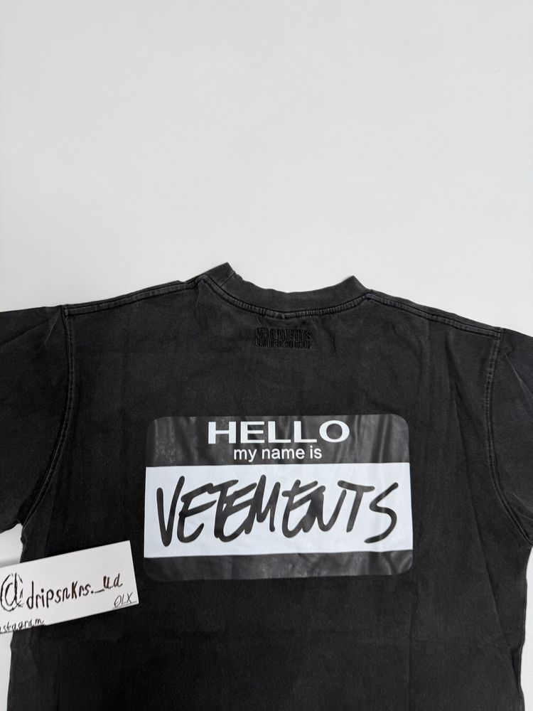 футболка Vetements Hello My Name is V