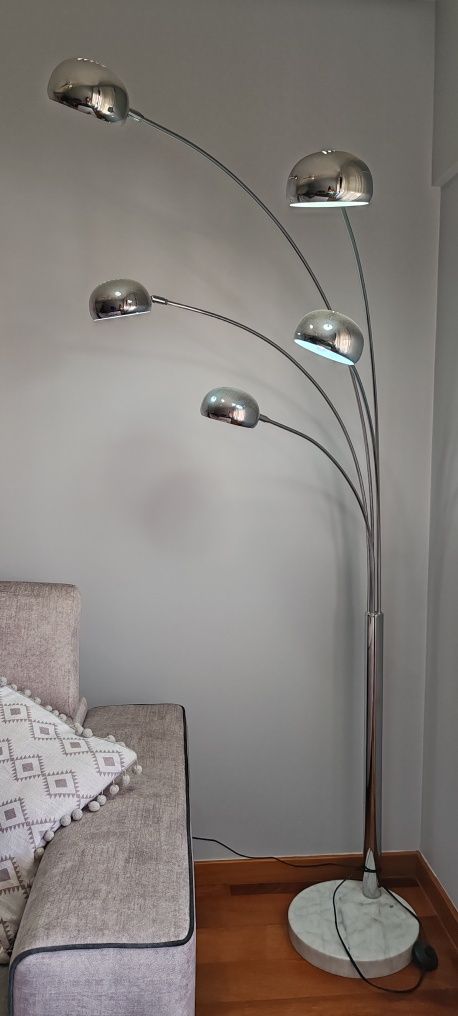 Candeeiro de pė moderno de metal com base em pedra marmore