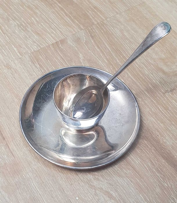Vintage zapakowany zestaw kieliszka do jajek i łyżka. Posrebrzane