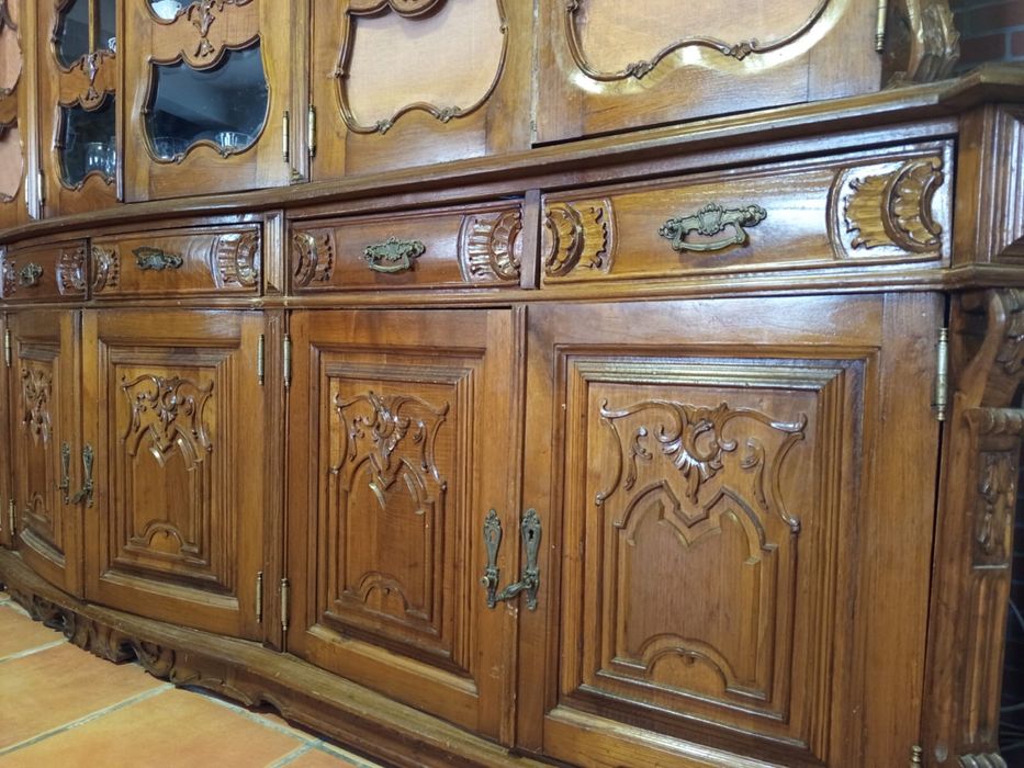 Armário Rústico Antigo em Madeira Maciça – Entalhes Artesanais