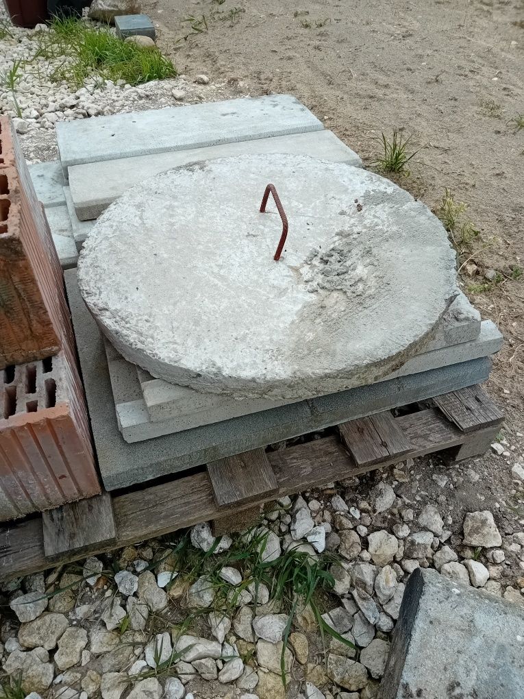 Wyłaz pokrywa dekiel betonowy do szamba na studnię, zbiornik 60cm