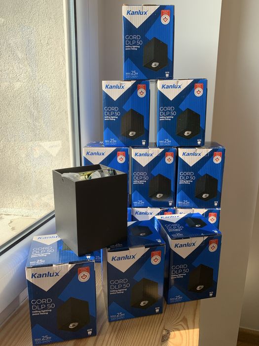 Czarna, nowoczesna, kwadratowa oprawa sufitowa, punktowa