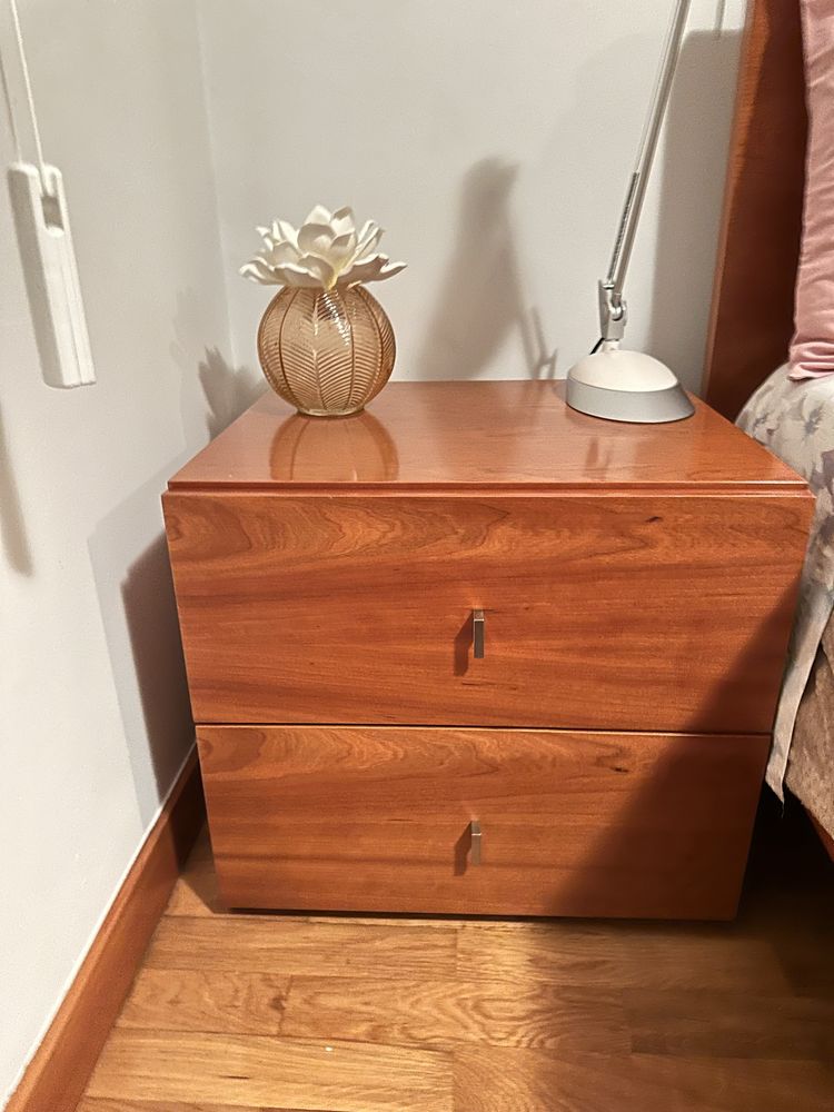 Mesa de cabeceira em ótimo estado