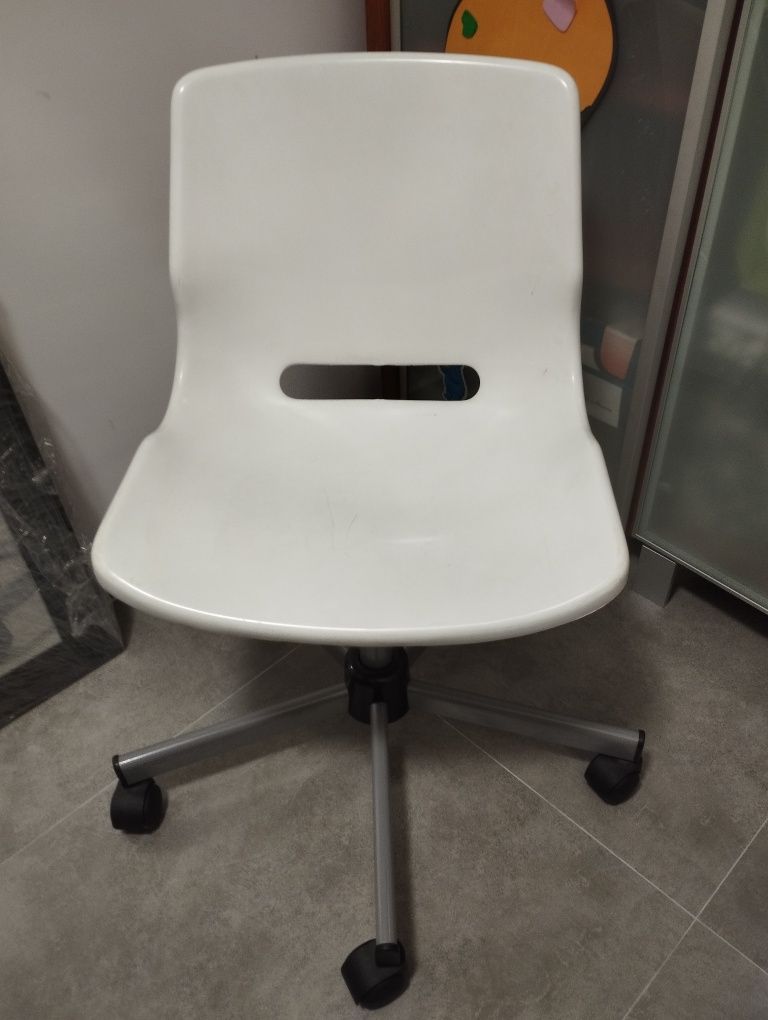Krzesło snille ikea obrotowe na kółkach biurowe fotele obrotowy