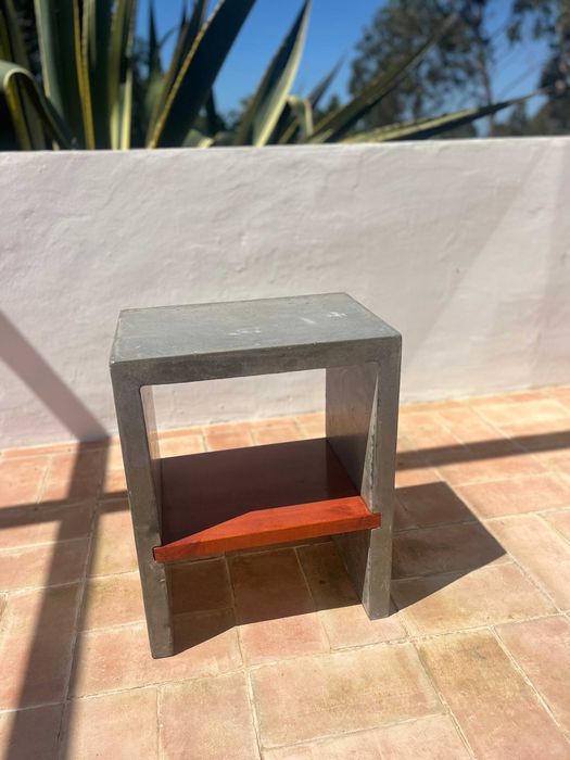 Mesa de cimento e madeira concrete and wooden table