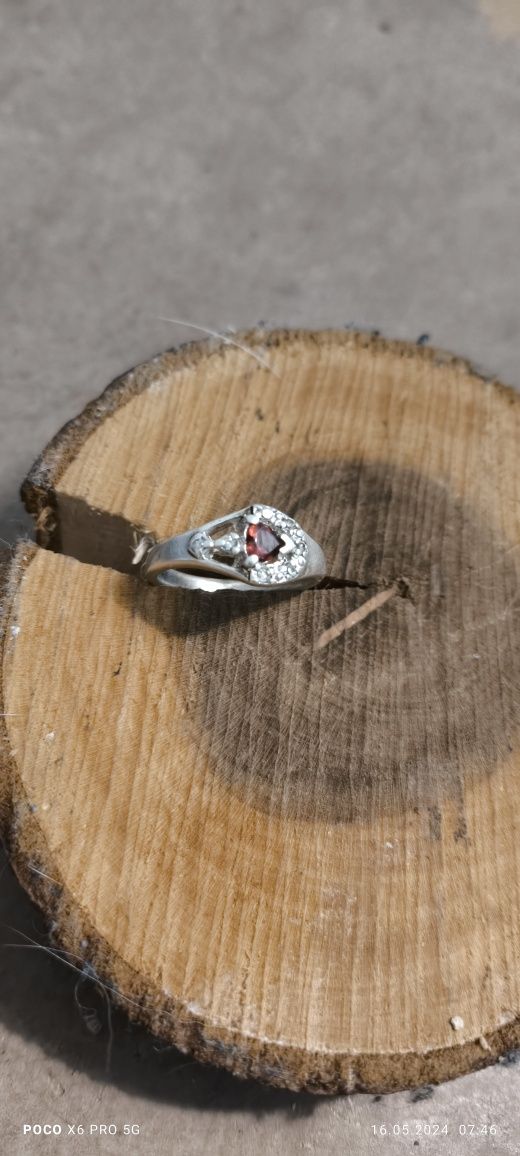 Srebrny pierścionek z rubinowym oczkiem. Vintage