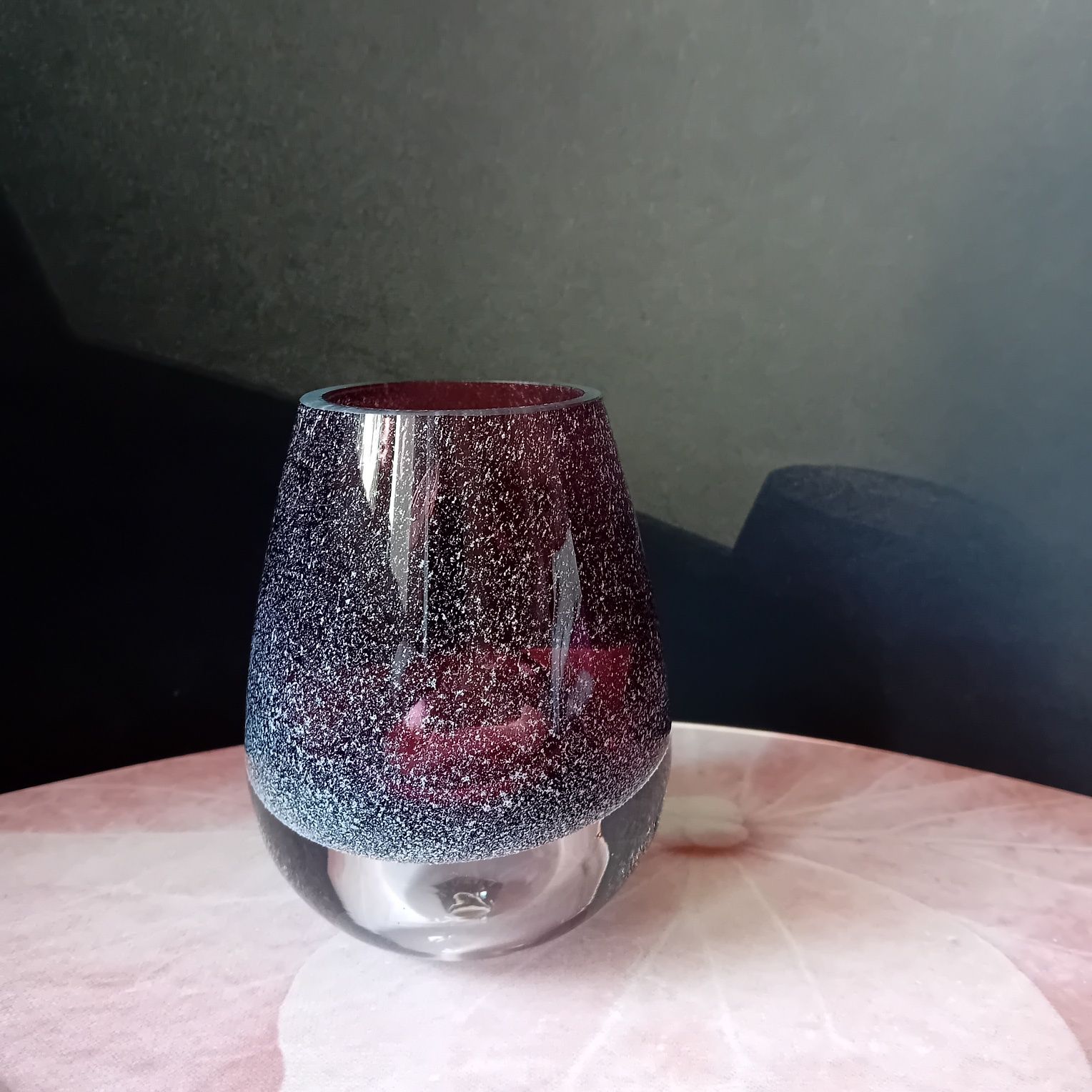 Szklany fioletowy wazon