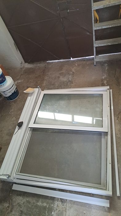 Janela de aluminio com estore e rede mosqueira