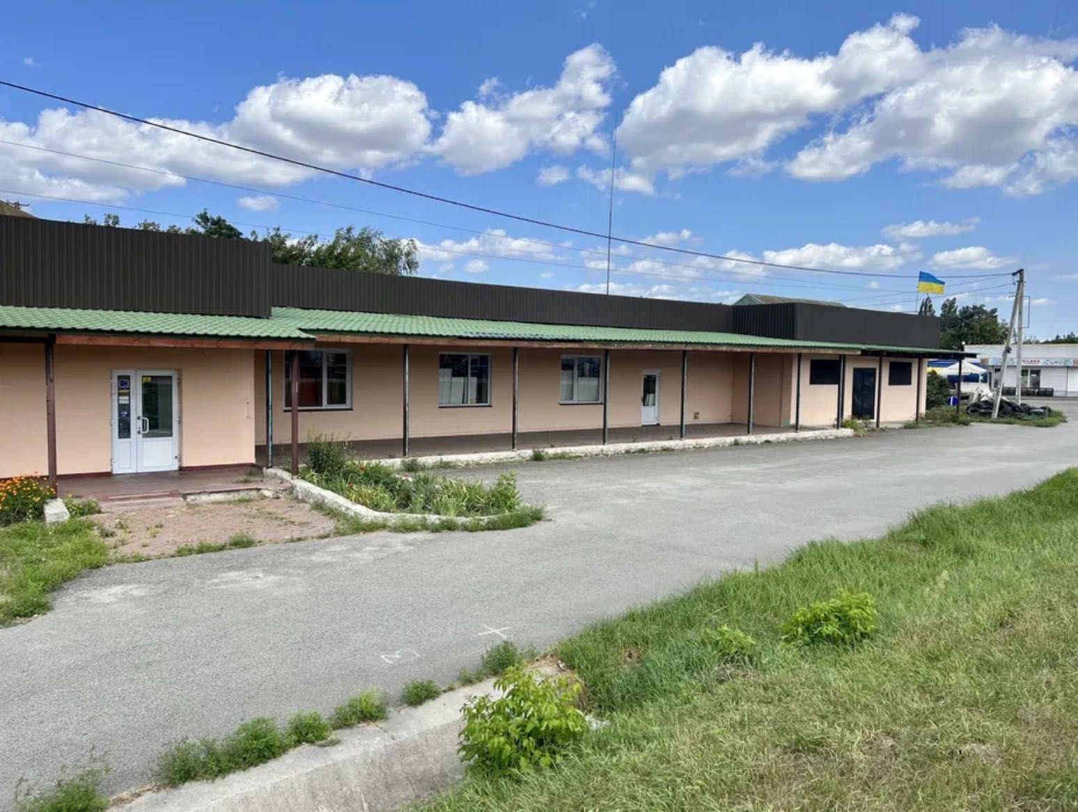Фасад Житомирська траса, магазин 454м2 + 25 сотів Любимівка Гурівщина.