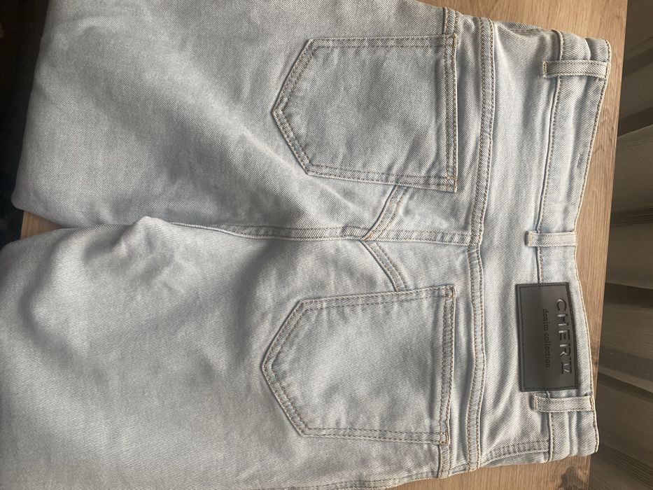 Продам джинси cher 17 , трошки є потертость біля молніі