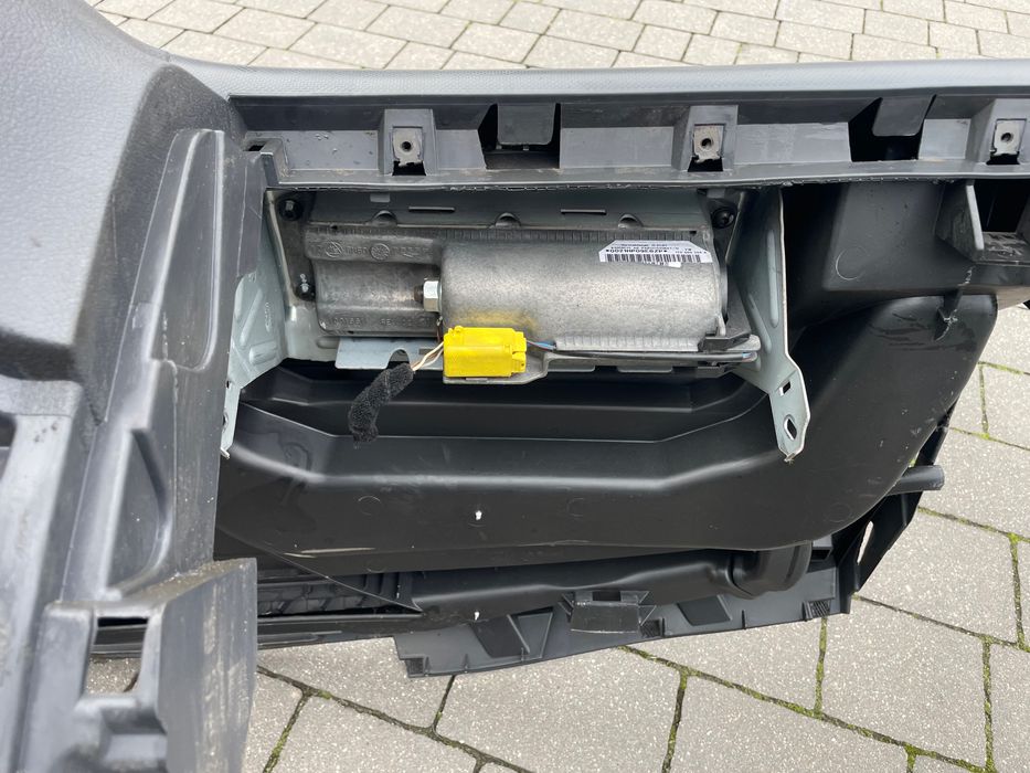 Deska rozdzielcza konsola Pasy VW Caddy III 04-2015