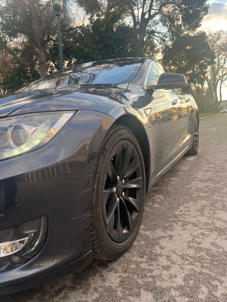 Tesla model S 85D