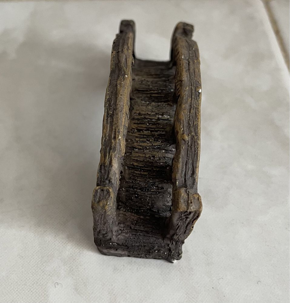 Pequena ponte decorativa para aquário