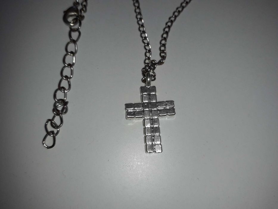 Łańcuszek damski z krzyżykiem, błękitne kryształki. Dł.48/53cm