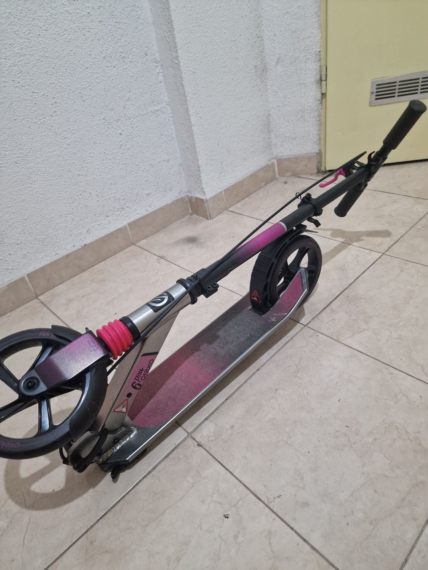 Trotinete rosa e cinzenta com altura regulável