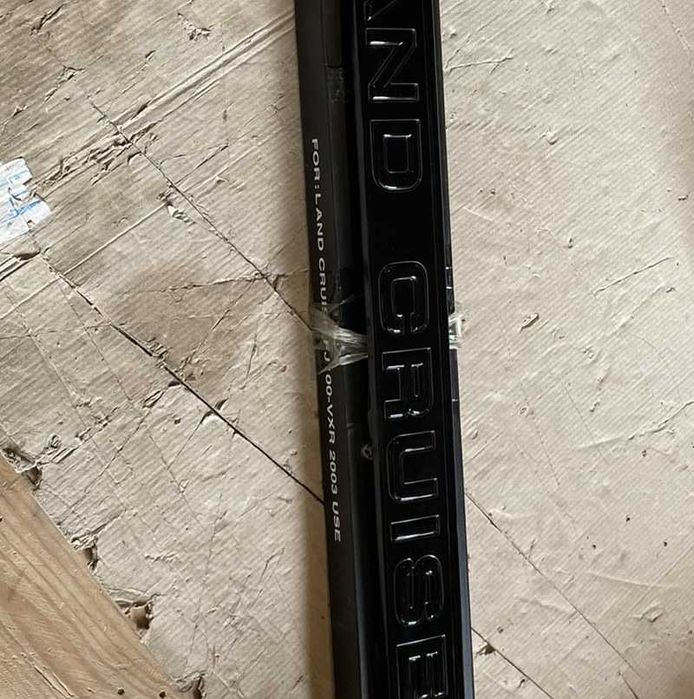 Toyota Land Cruiser 100: Накладка над номером планка багажника