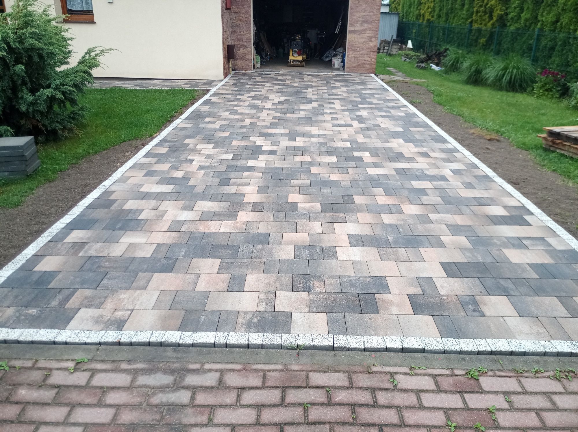 Układanie kostki brukowej. Brukarstwo.
