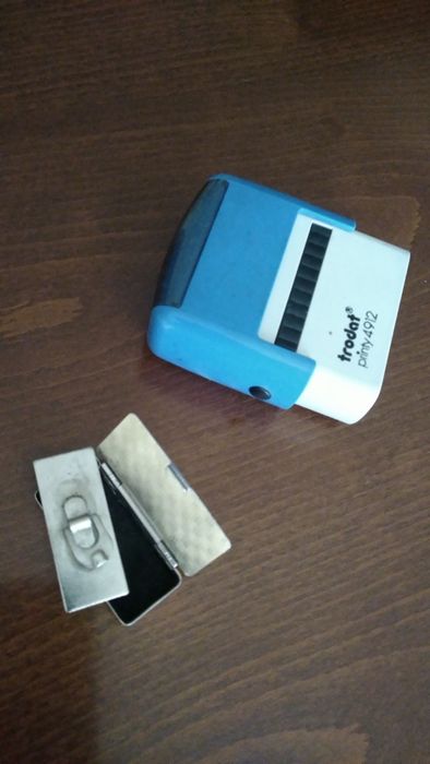 pieczątka w pudelku   metalowym