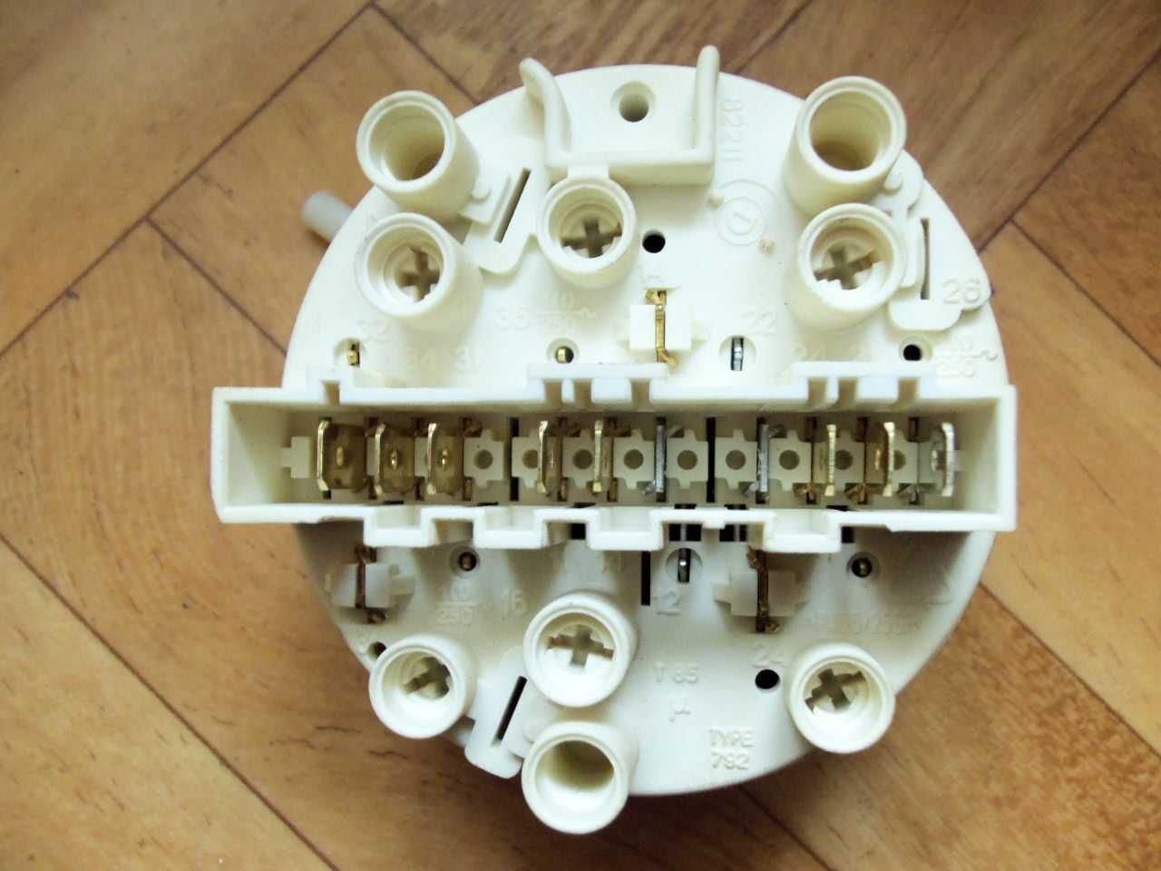 Hydrostat z pralki automatycznej Electrolux EWT 1012